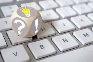 © MH - stock.adobe.com Würfel auf Tastatur mit Rufzeichen und Fragezeichen
