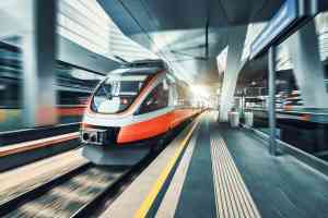 © den-belitsky - Adobe Stock.com Schnellbahn
